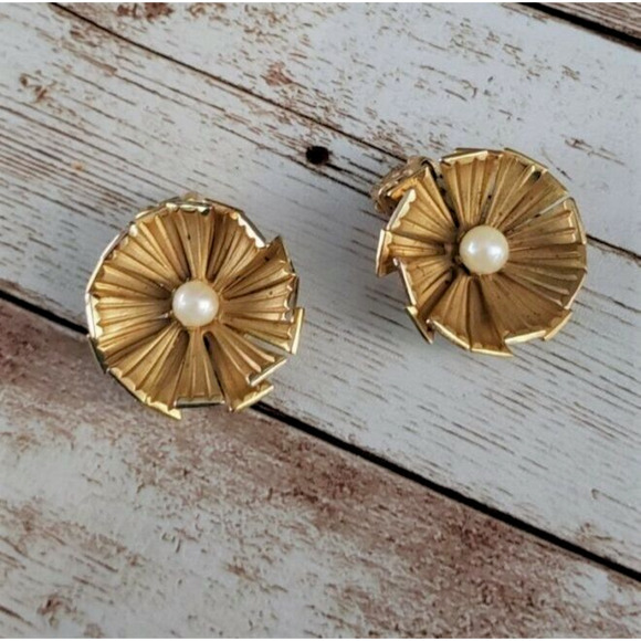 Vintage Jewelry - Vintage Clip On Earrings Squared Petal Flower with Faux Pearl Center